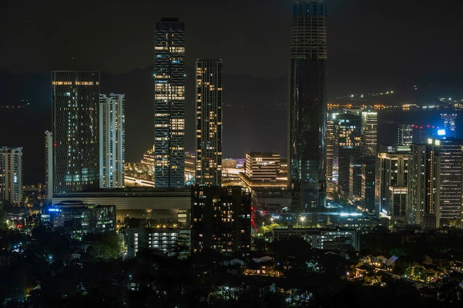 Skyline notturno di una città futuristica con luci al neon, che simboleggia l'innovazione nel marketing.